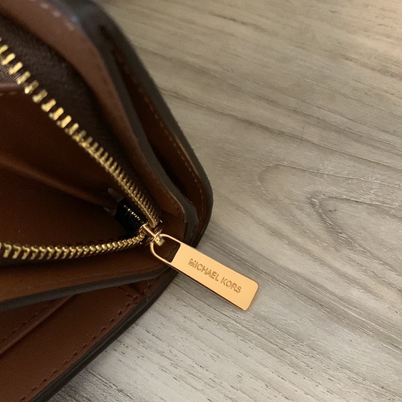 Michael Kors Jet Set Brown Travel Wallet NWOT - Picture 9 of 11